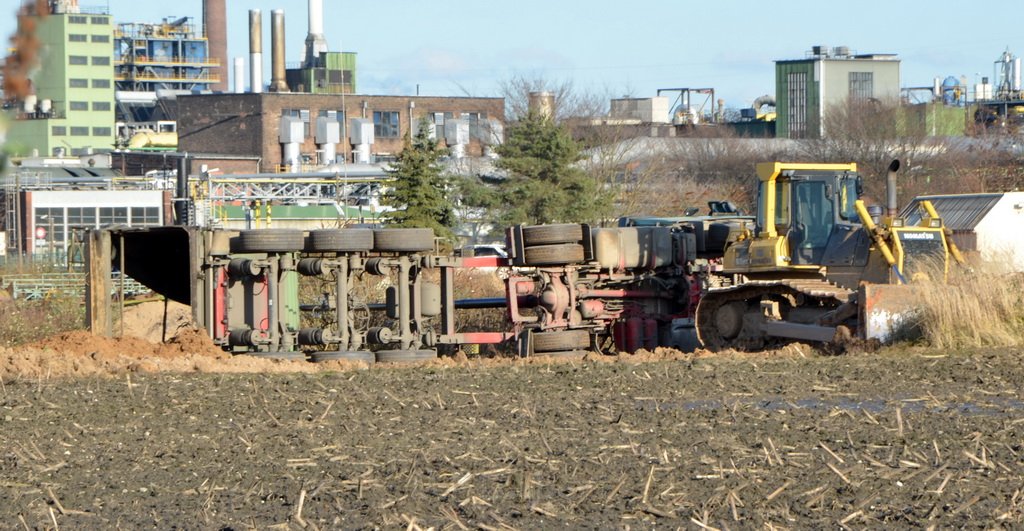 LKW umgestuerzt Kieswerk Harry Kloepferstr Im Feldrain P49.JPG